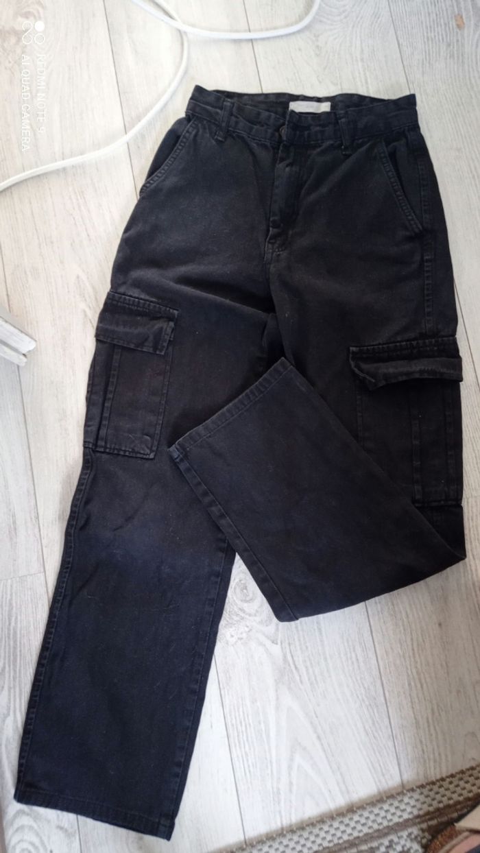 Pantalon cargo Stradivarius noir taille XXS.bon état .