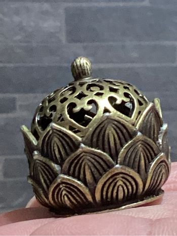 Brûle encens  fleur de lotus au couvercle amovible avec de très beaux détails coloris doré 