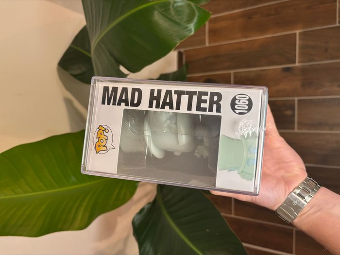 Figurine Pop! Mad Hatter (Glow) with Pop! Protector n°1060- Alice au Pays des Merveilles - photo numéro 3