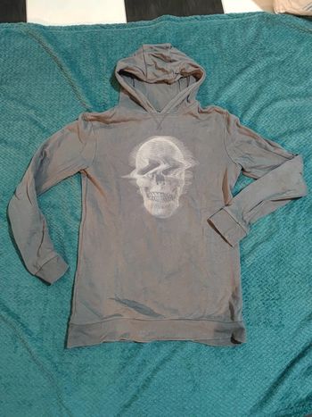 🌺 sweat à capuche motif tete de mort kiabi taille S ou 16 ans