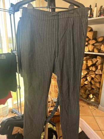 Pantalon gris rayé chino