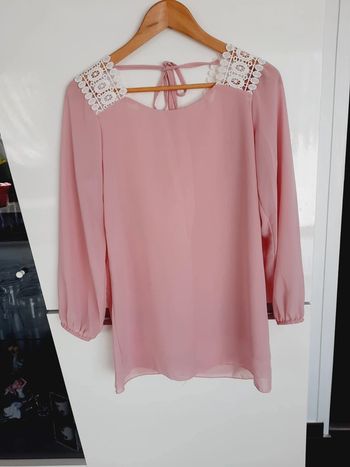 Tunique en voile taille 38, manches longues rose clair, dos en V avec dentelle