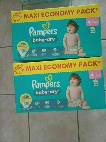 Deux cartons de couches pampers taille 4