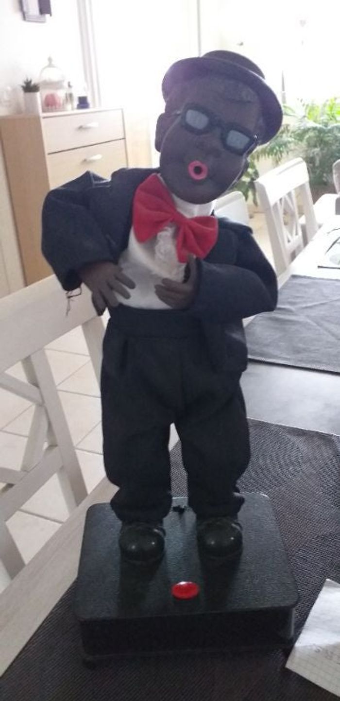 Personnage articulé danse avec musique