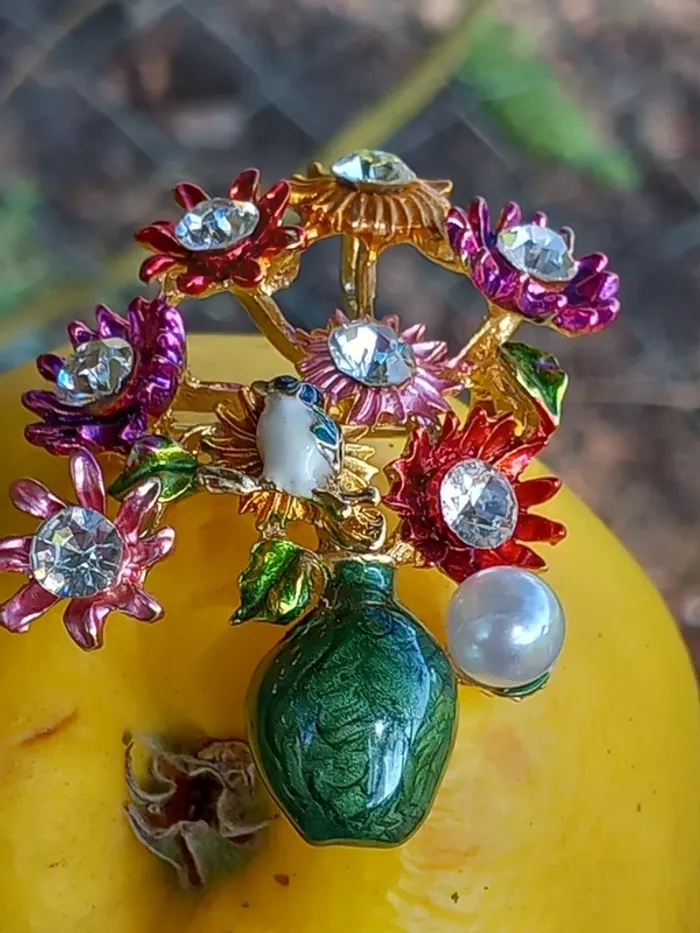 Broche en norme de vase avec son bouquet de fleur multicolore, très belle pour annoncer le printemps - photo numéro 10
