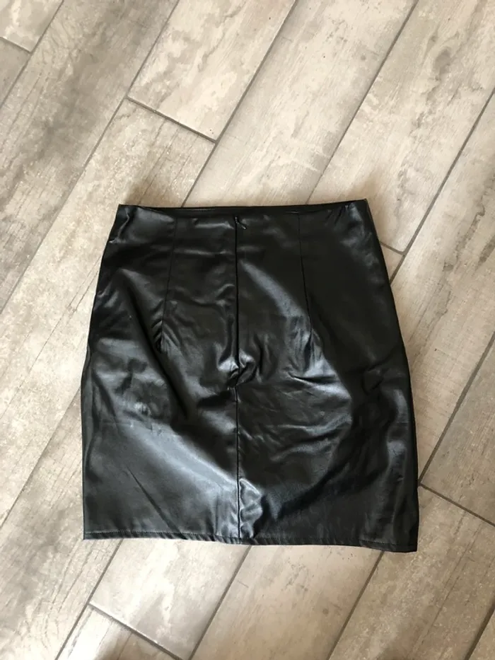 Jupe courte simili cuir Shein TBE Taille S - photo numéro 4