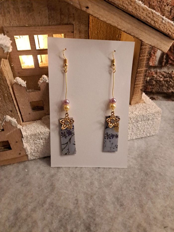 Boucles d'oreilles pendante en résine florale - photo numéro 4