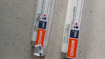 2 tubes fluorescents neufs Osram