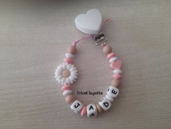Attache tétine fleur