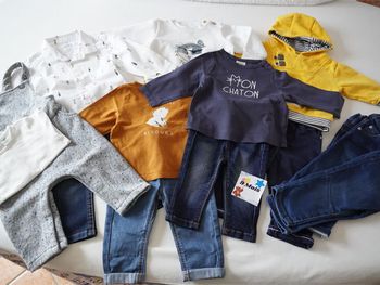 Lot de Vêtements 9 mois : 7 Pantalons + 1 Salopette + 6 Hauts