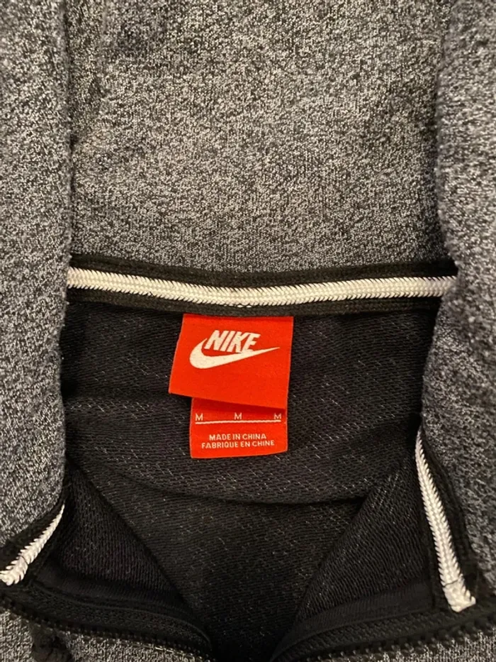 Sweat Nike capuche zippé – Taille M – Style sport & urbain – Comme neuf ! - photo numéro 4