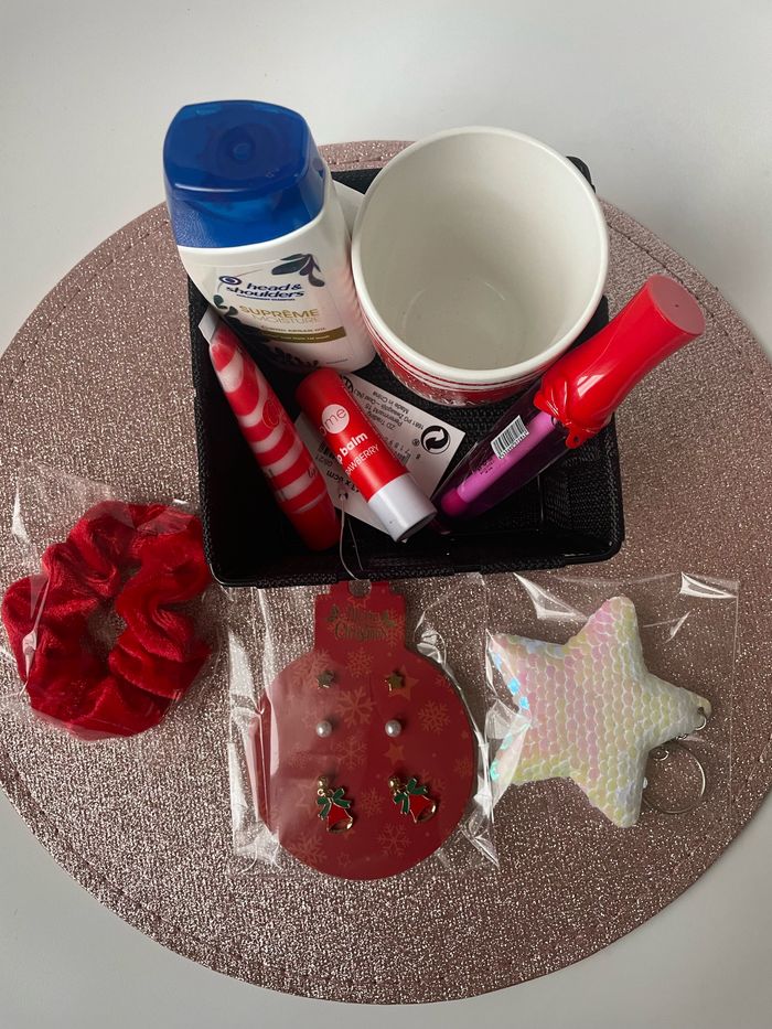 Panier cadeau rouge - photo numéro 4