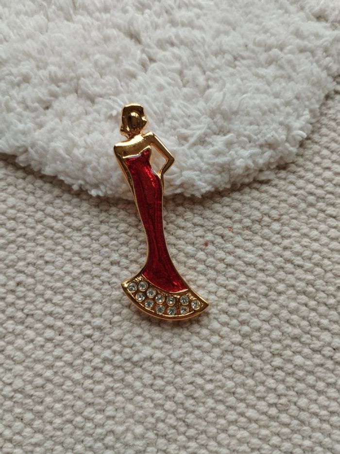 Broche femme robe rouge - photo numéro 2