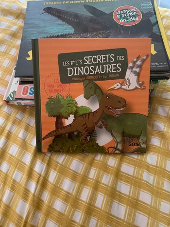 Livre "Les p'tits secrets des dinosaures" / Petit geste