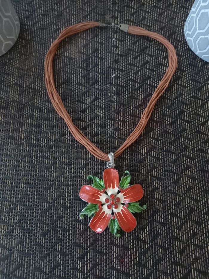 Collier à cordes avec grosses fleur Rouge et verte - photo numéro 3