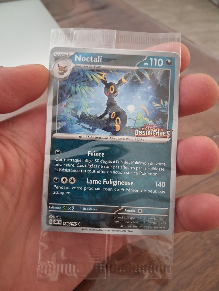 carte Pokémon Noctali 130/197 Flammes Obsidiennes