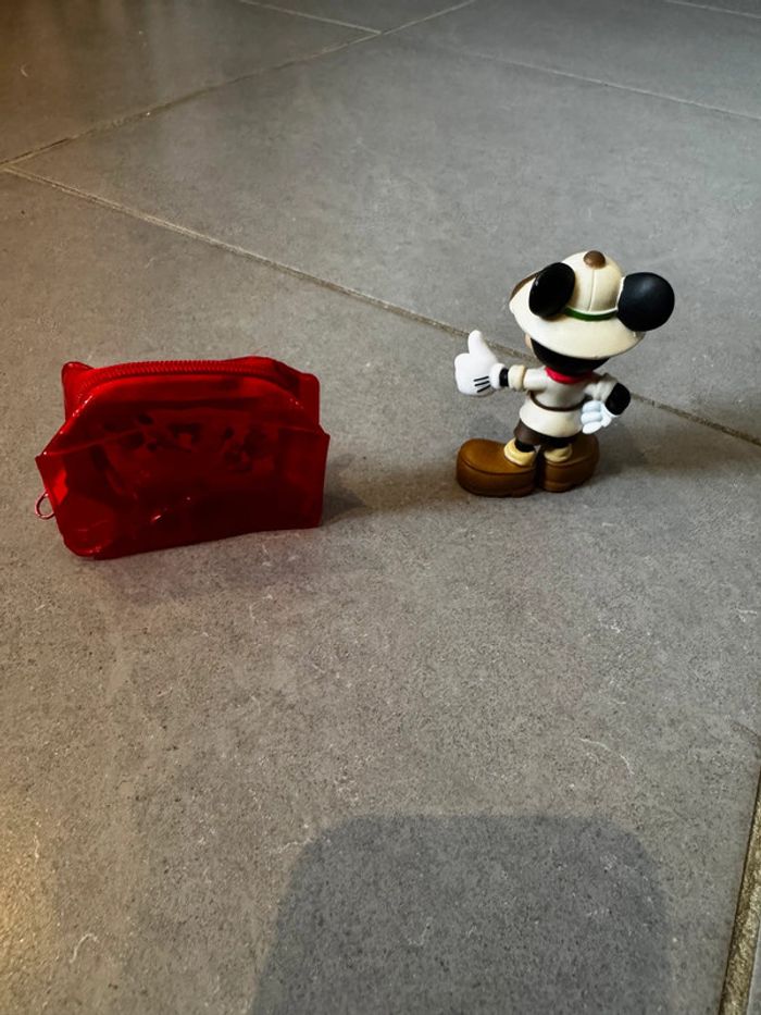 Figurine Mickey explorateur / ranger avec jumelles & Petit sac zippé rouge (Donald / Minnie) - photo numéro 2