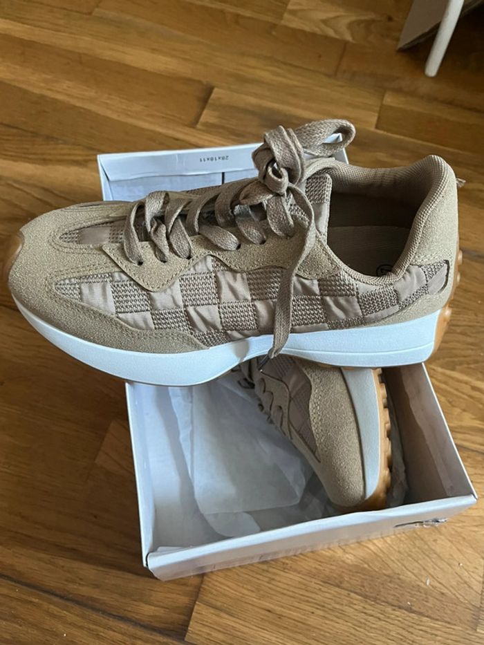 Baskets neuves beige p.37