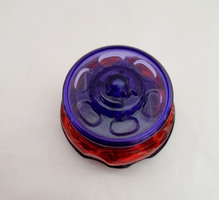 Toupie Beyblade rouge et bleue - photo numéro 3