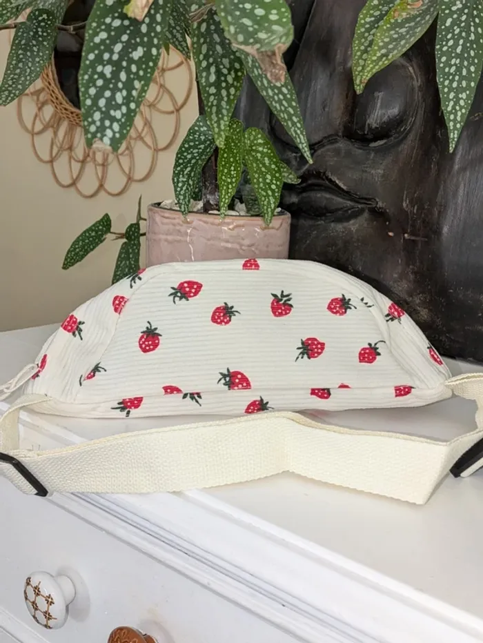 Banane en velours côtelé – motif fraises – stylée & pratique - photo numéro 8