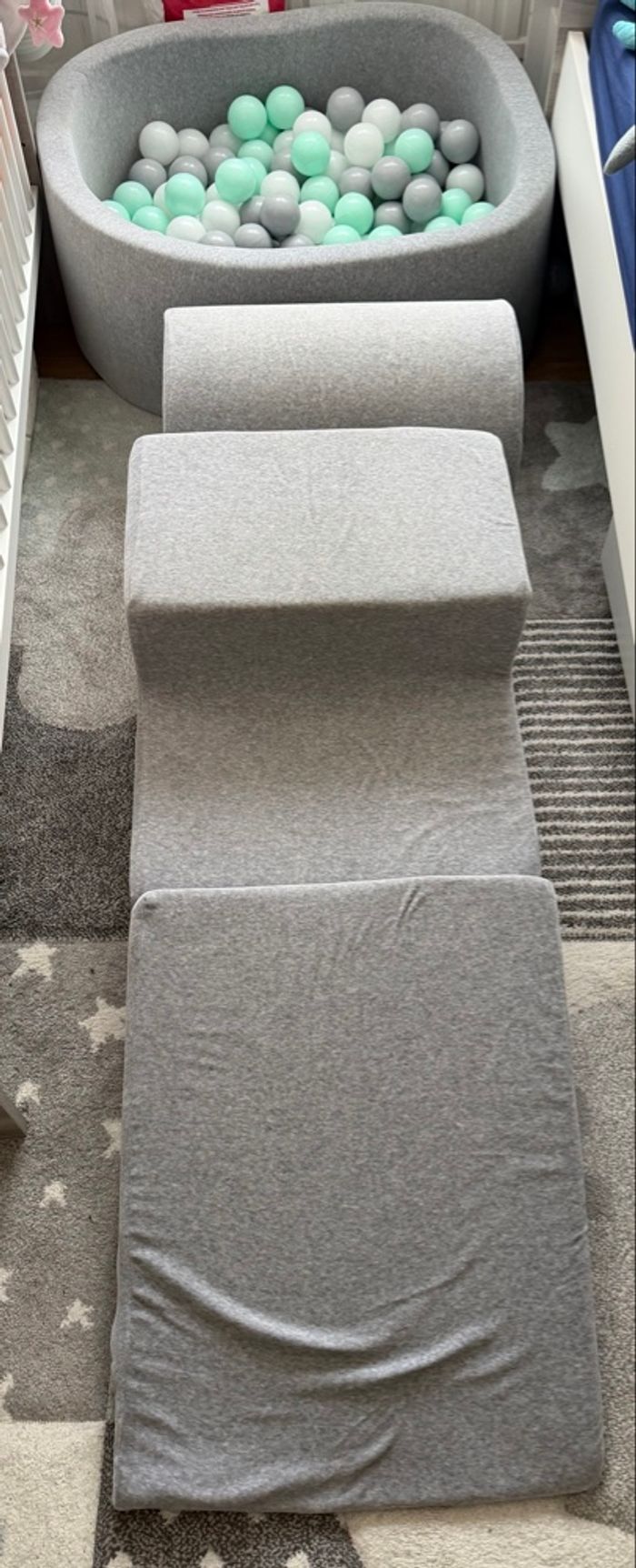 Piscine à balles et parcours de motricité (vendue avec les balles)