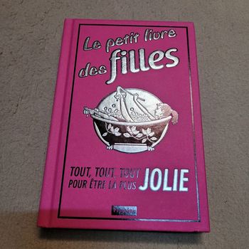 Le petit livre des filles neuf