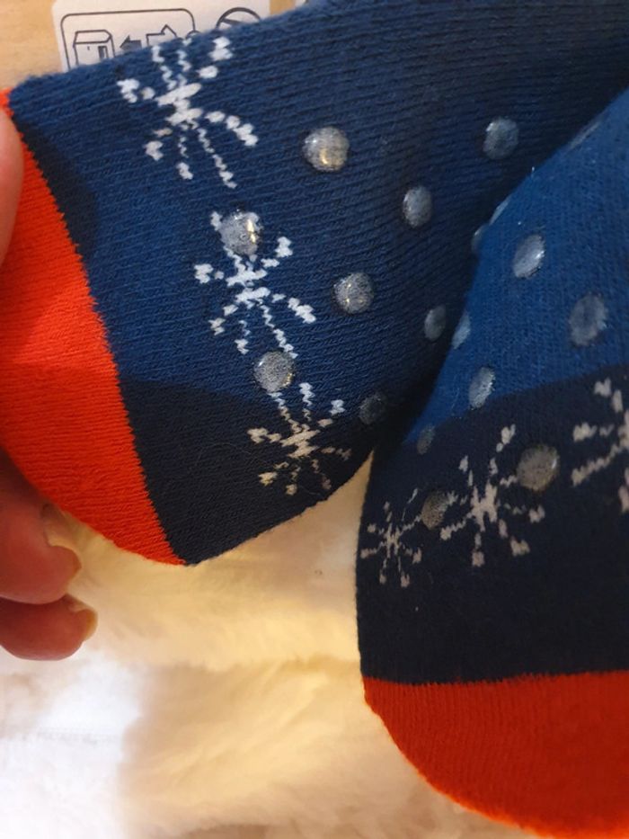 Chaussettes antidérapantes Taille 27/30 - photo numéro 3