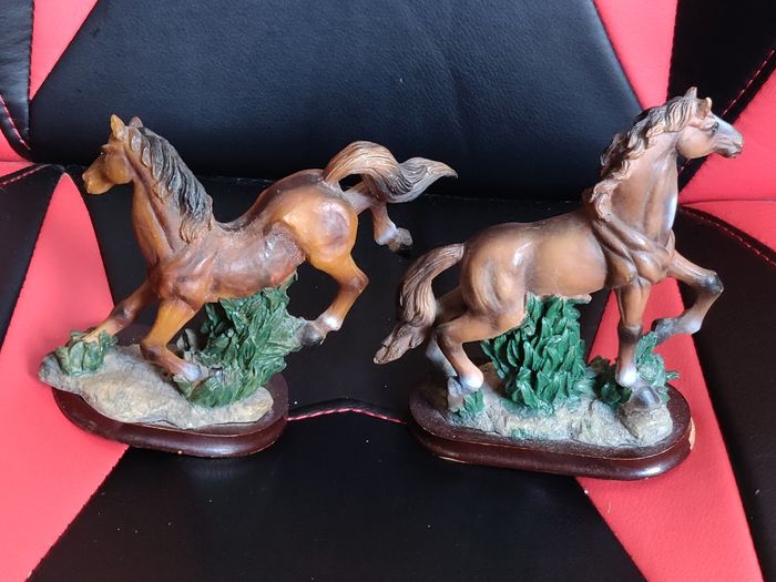 2 figurines chevaux sur socle - environ 13 cm - photo numéro 2