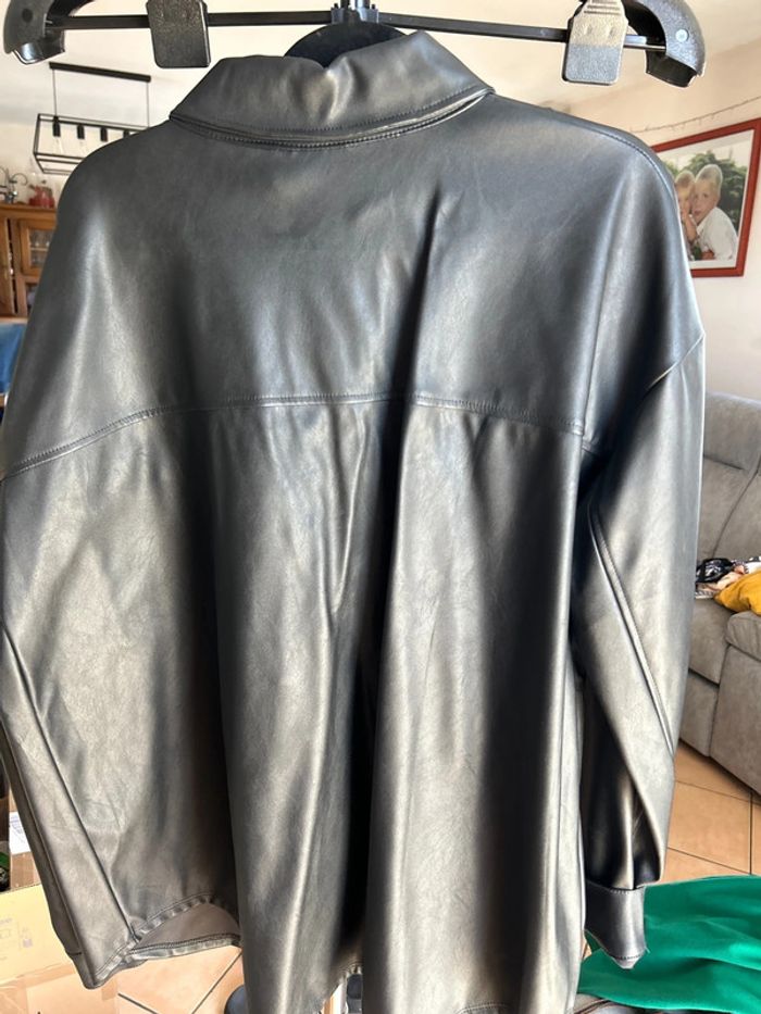Chemise simili cuir noire - photo numéro 2