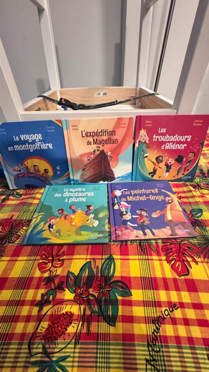 Lot de 5 livres jeunesse Hachette – Une aventure éducative signée Marc Levy & Carine Hinder