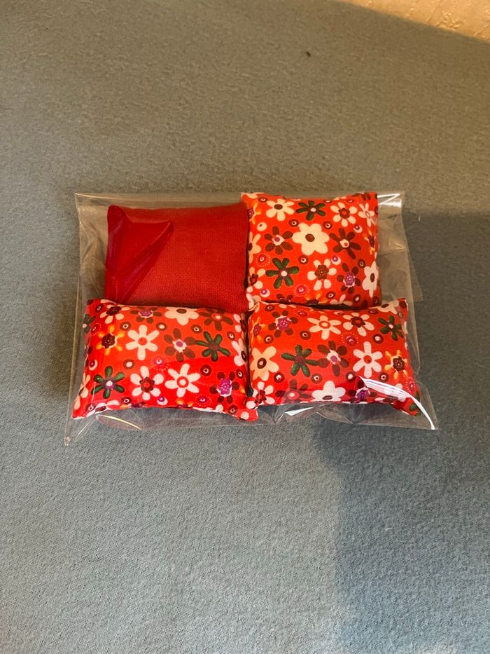 Lot 4 coussins pour barbie Neuf