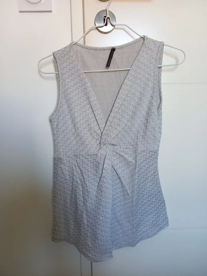 Débardeur gris brillant, ouvert