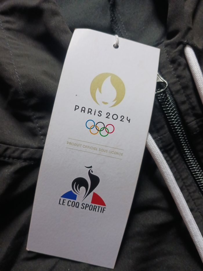 Veste coupe-vent noire logo doré à capuche Le Coq Sportif édition Jeux Olympiques Paris 2024 taille M - photo numéro 3
