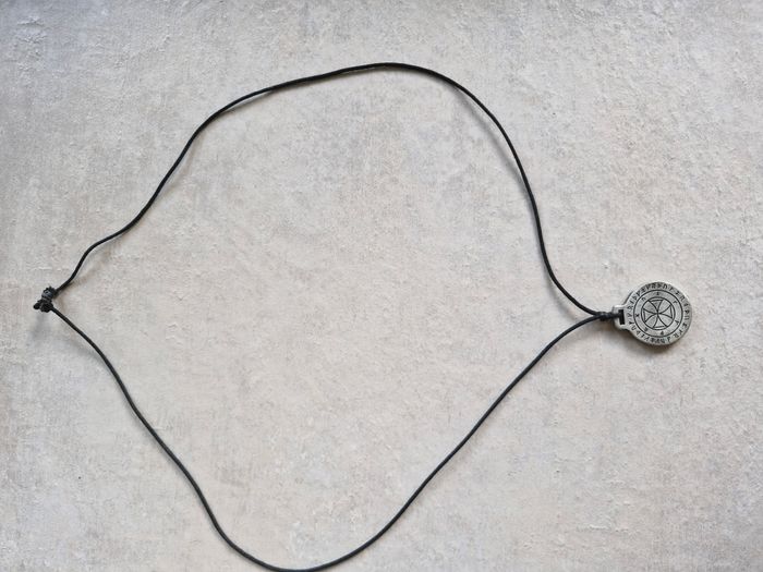 Pendentif rond type médaille avec symboles (runes anciennes) - photo numéro 3