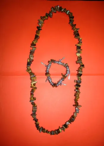 collier artisanal en véritables pierres naturelles + bracelet assorti