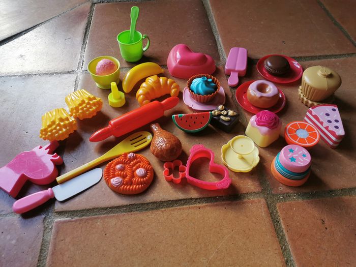 Lot de jouets en plastique et bois cuisine, fruits et légumes