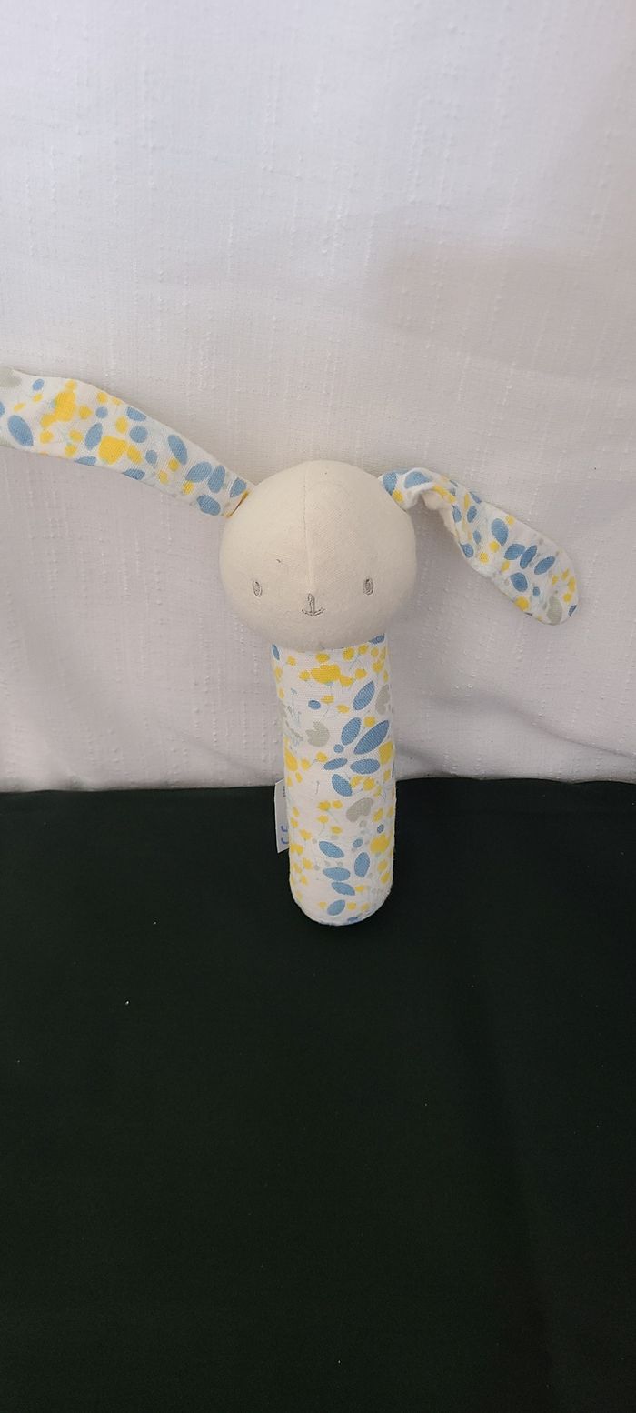 Doudou baton lapin blanc écru bleu jaune tissu KLORANE BOTANIQUE