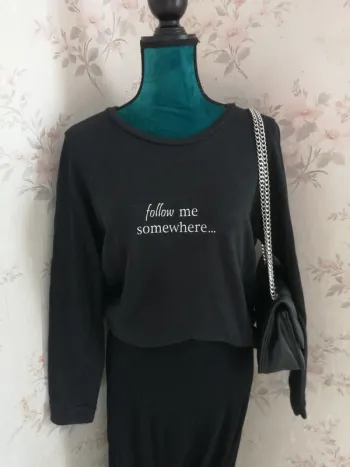 Pull noir à message follow me somehere et fermeture à l'arrière / esmara / (L)