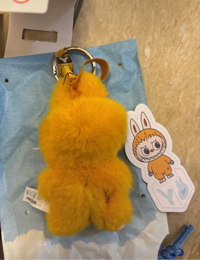 Labubu pin for love lettre Y - photo numéro 3