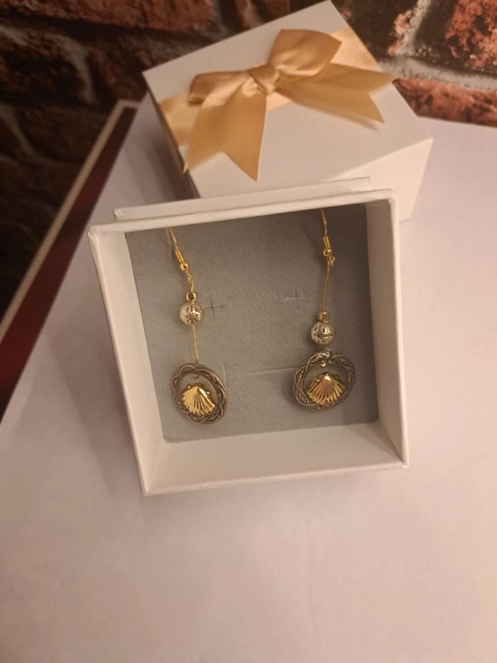 Boucles d'oreilles pendante en résine coquillages doré - photo numéro 8