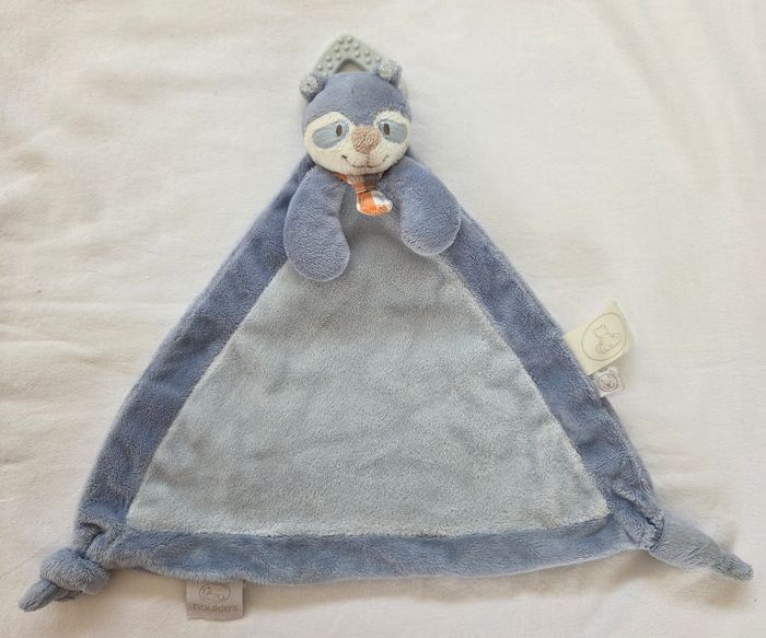 Doudou plat triangle Raton Laveur William & Henry bleu cravate - Dentition - Noukies