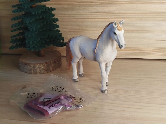 Schleich jument blanche et couverture licol