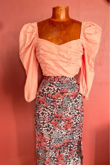 Magnifique blouse corail, manches bouffantes