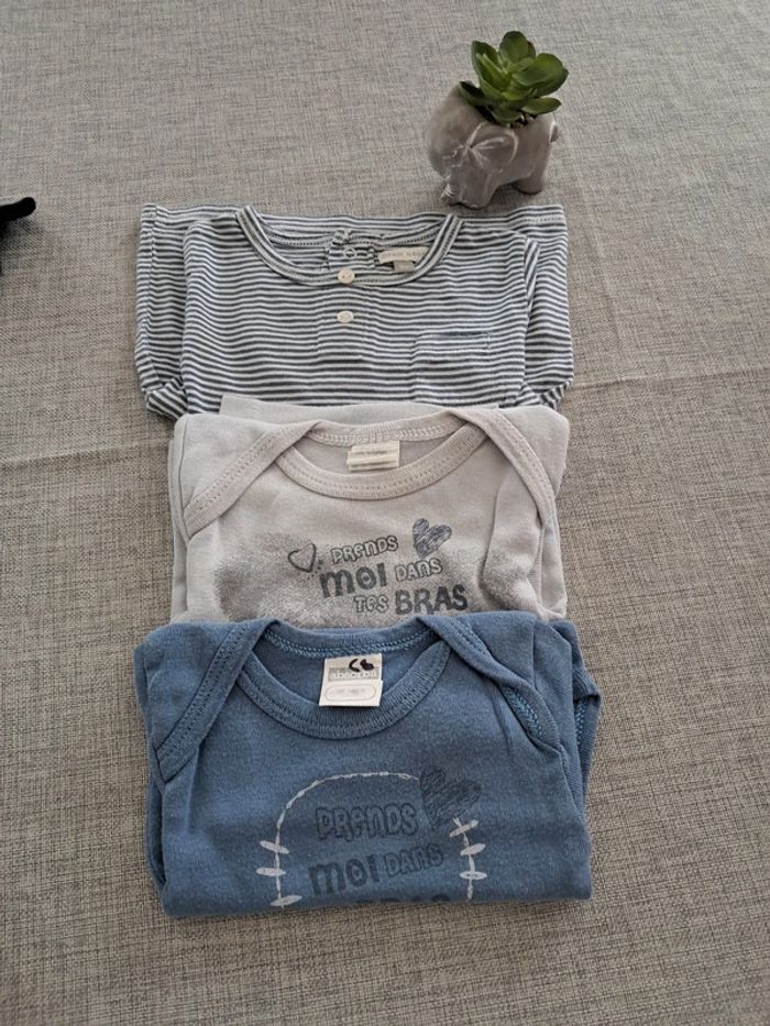 Lot 2 bodies et 1 T-shirt - 3 mois - DPAM et Absorba