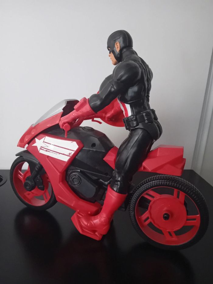 Lot personnage marvel 30cm plus sa grande moto tbe - photo numéro 4