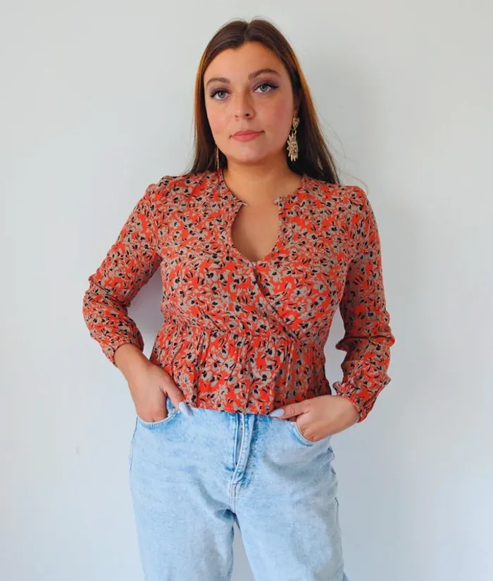 Blouse manches longues péplum rouge fleurie décolleté ajustable tendance et moderne Kookaï Taille 36 - photo numéro 4