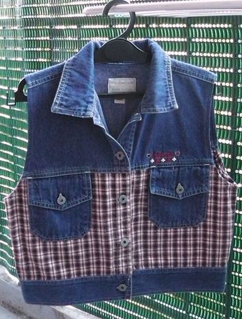 Gilet sans manche, jean et carreaux, avec poches.