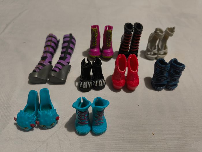Lot chaussures poupée monster high