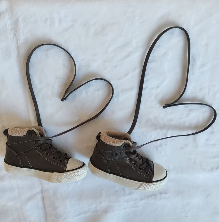 Baskets montantes à lacets taille 23