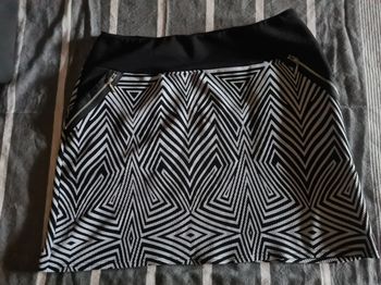 Jupe. Noir et blanc. Avec Poches. Longueur 45 cm. Taille 42. Depech mod